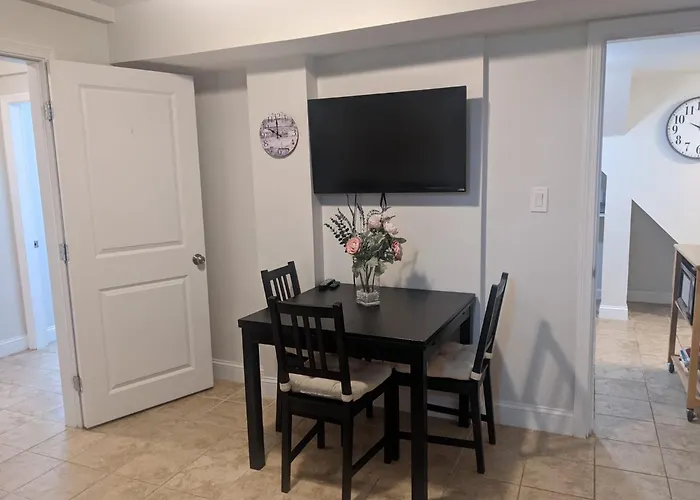 Brighton Apartment Sleeps 3 - Steps To Bus Line