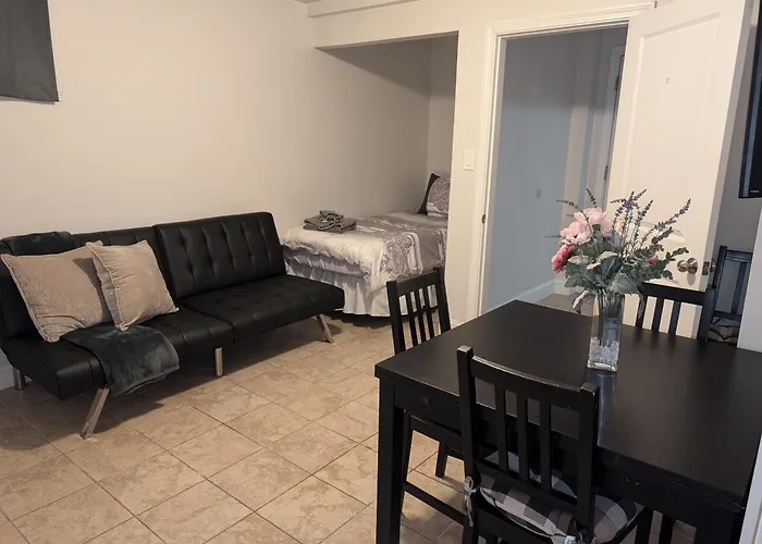 Brighton Apartment Sleeps 3 - Steps To Bus Line