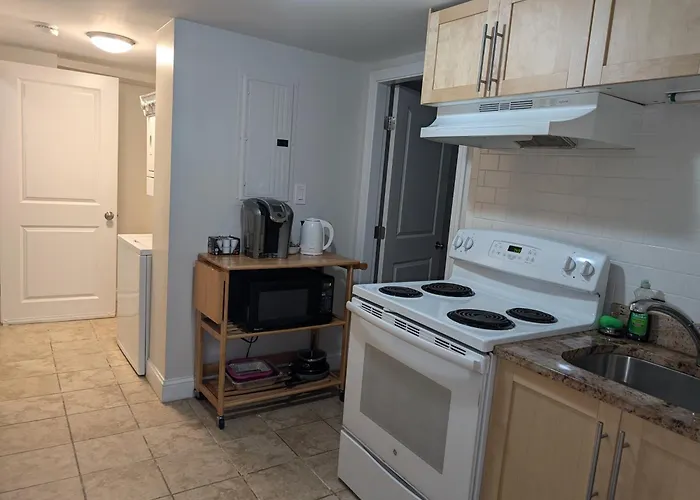 Brighton Apartment Sleeps 3 - Steps To Bus Line